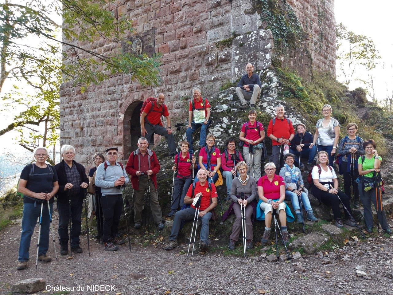 Photo de groupe devant le château du Nideck