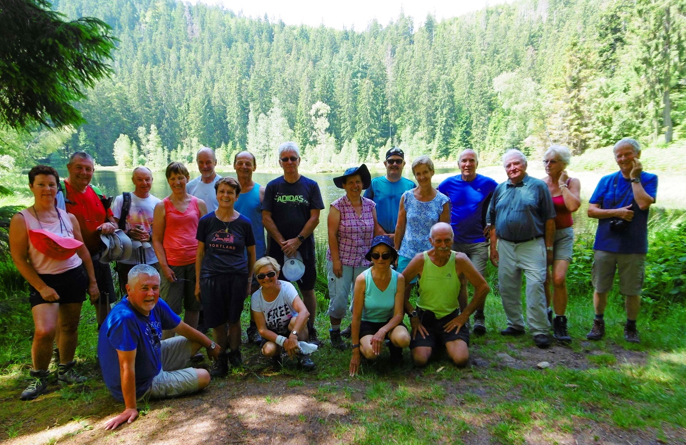 Le groupe devant le lac