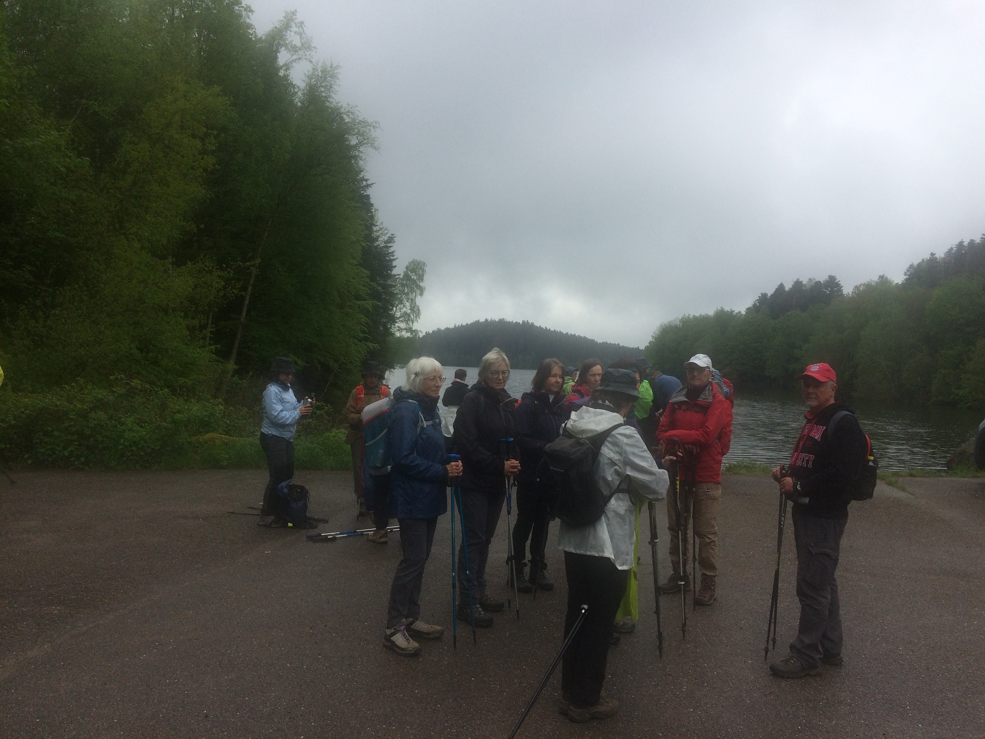 Au bord du lac de Pierre Percée avec Dominique pour guide