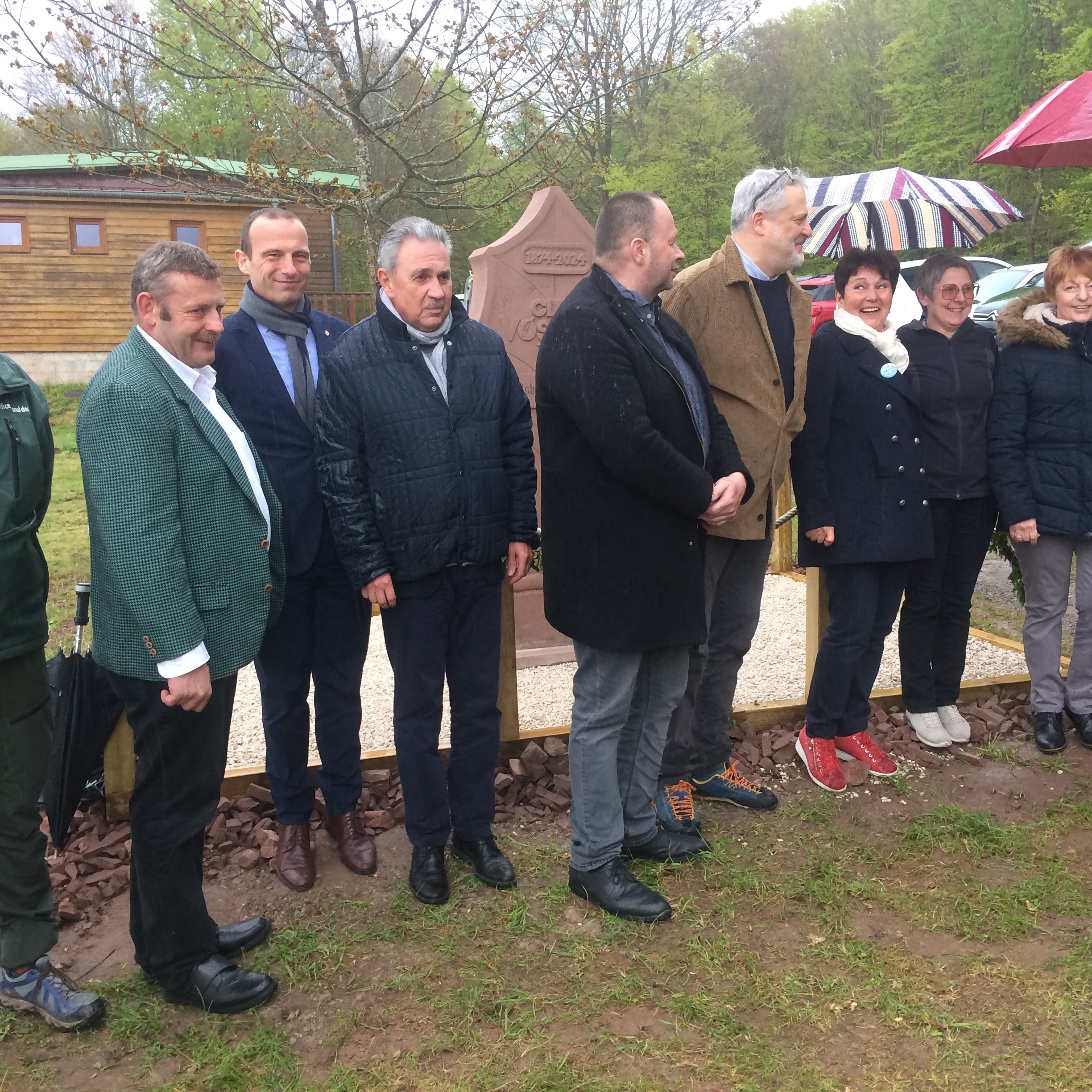 Autre photo des officiels à la stèle