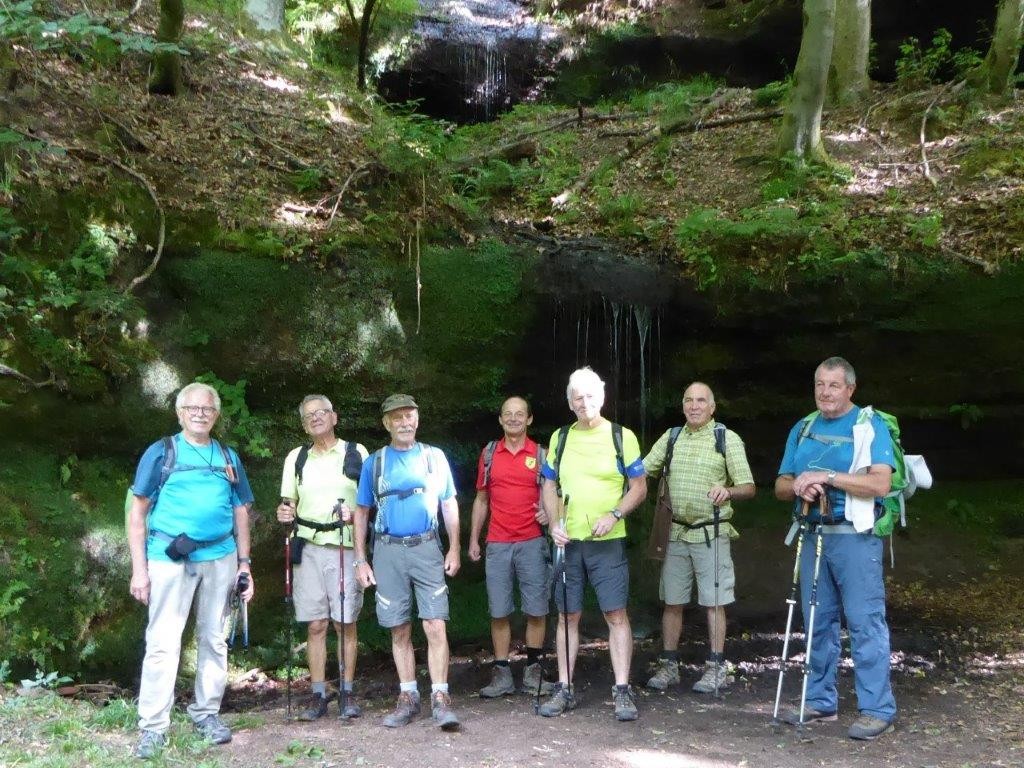 Hommes à la cascade