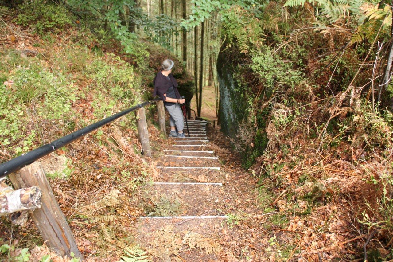 50 marches de descente entre les rochers