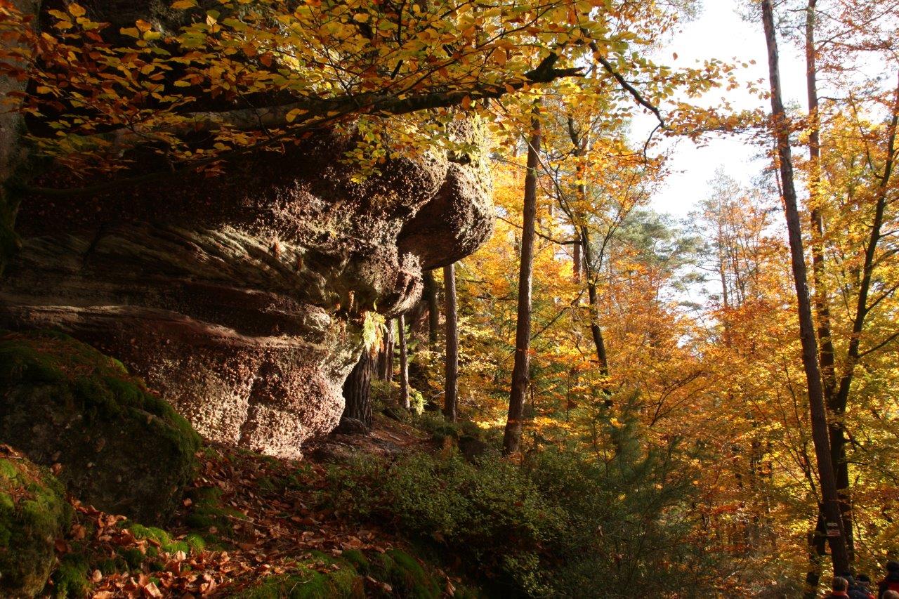 Passage sous de beaux rochers