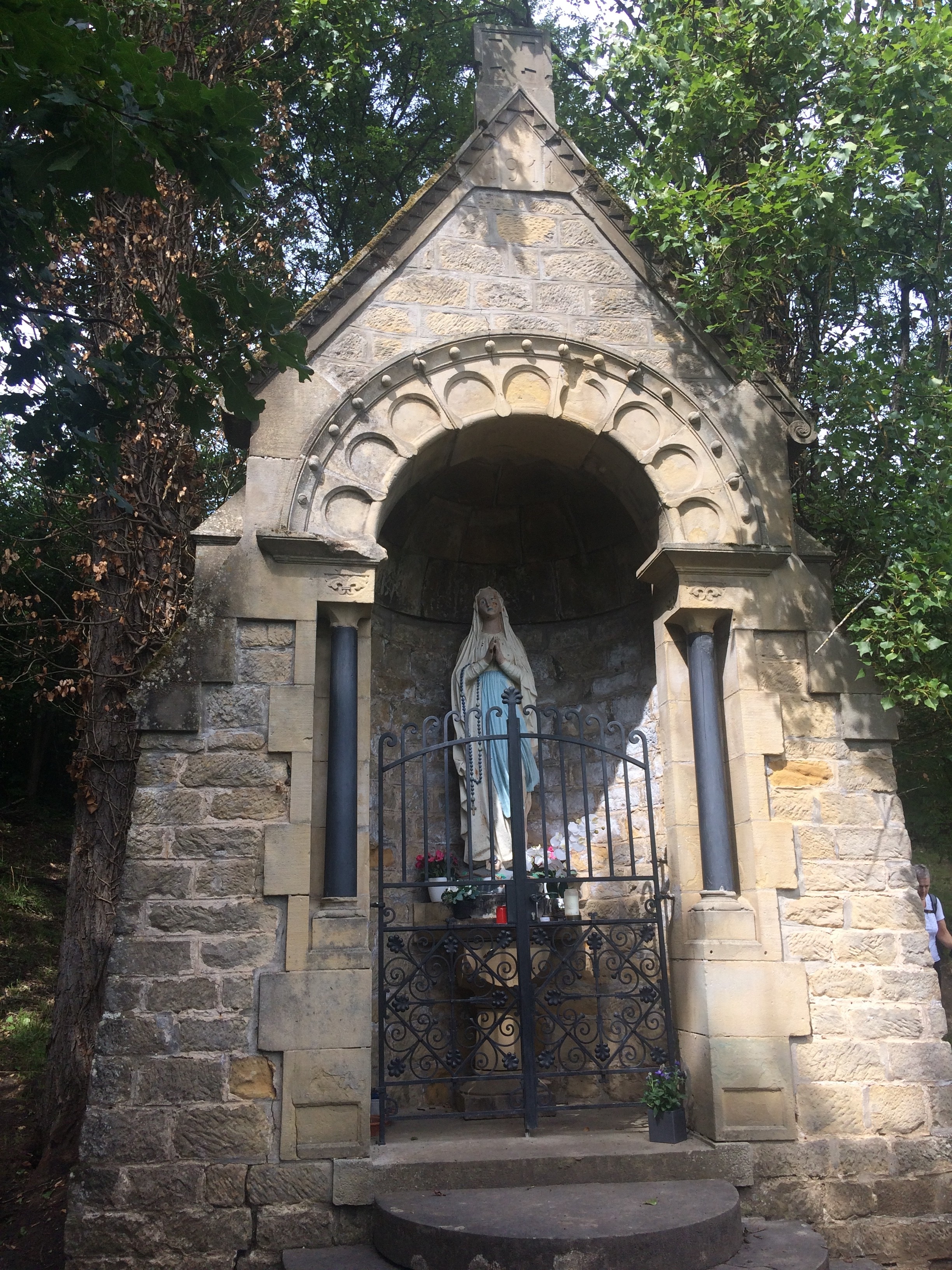 La grotte de la Vierge sur sentier d'Echternach
