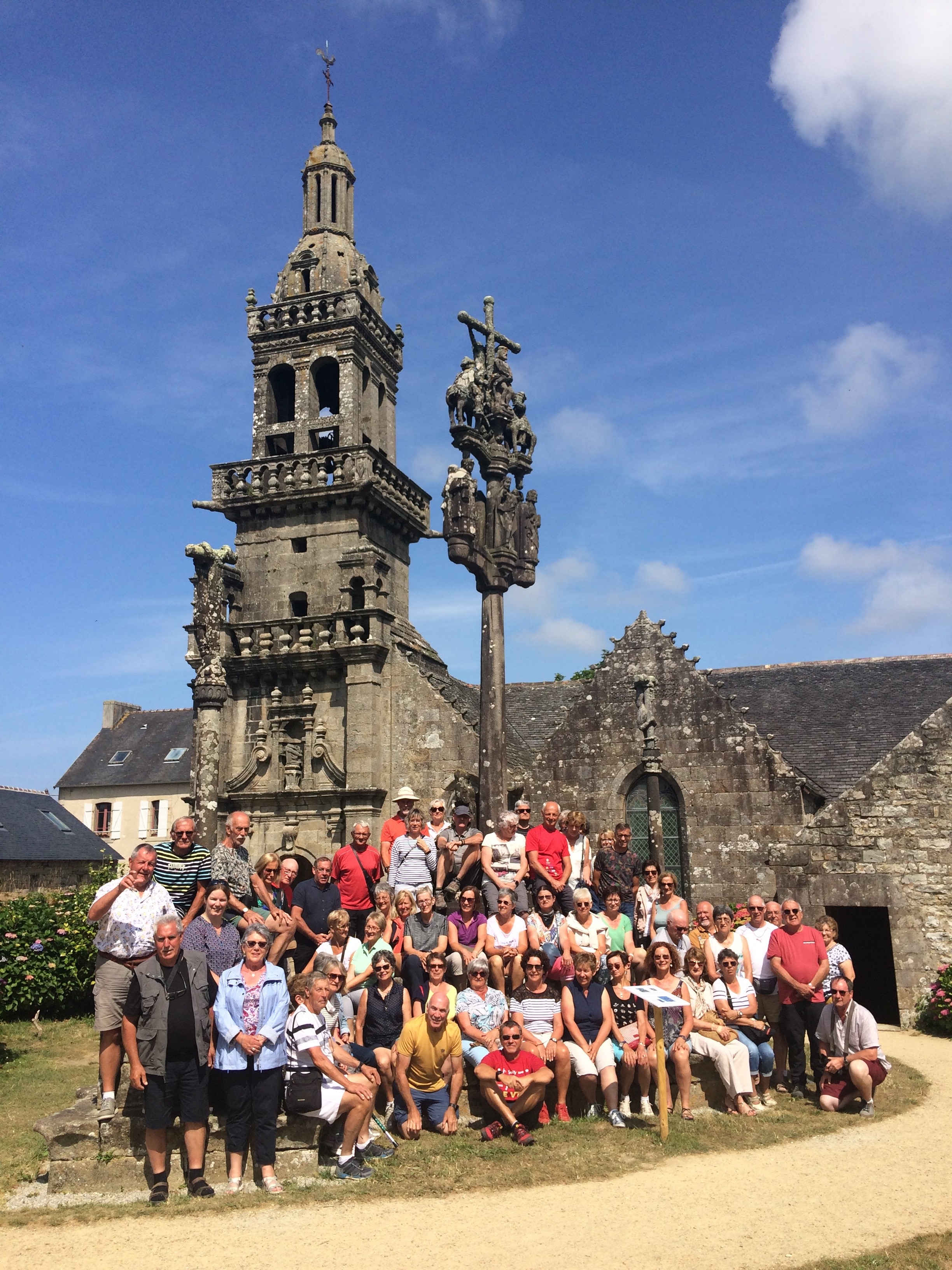 Le groupe à l'église Sainte Marie du Menez Hom à Plomodiern