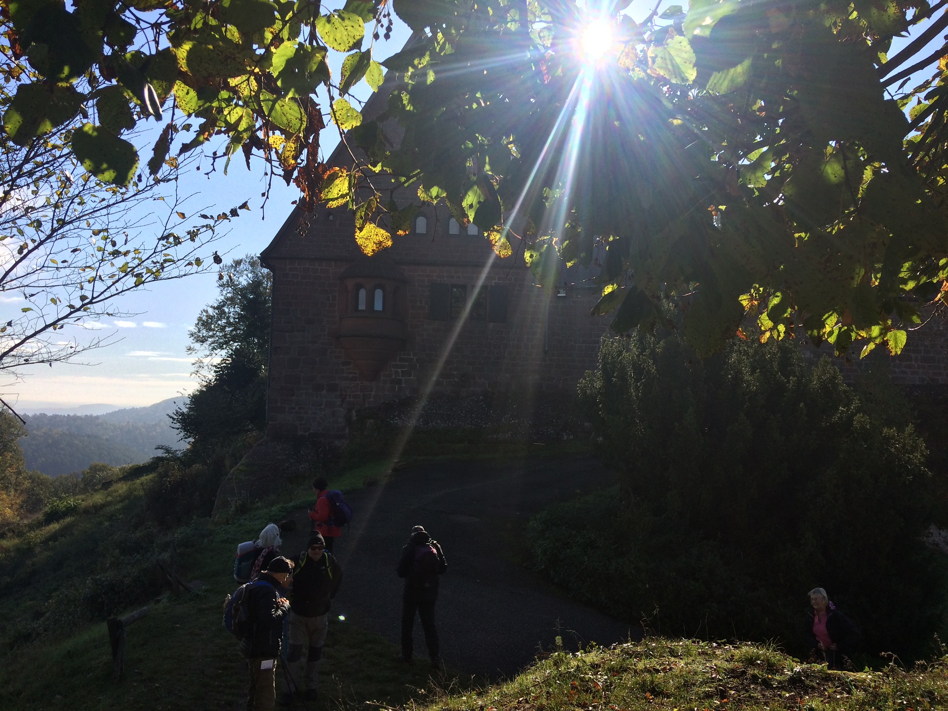Le soleil éclaire les marcheurs au château de Hunebourg