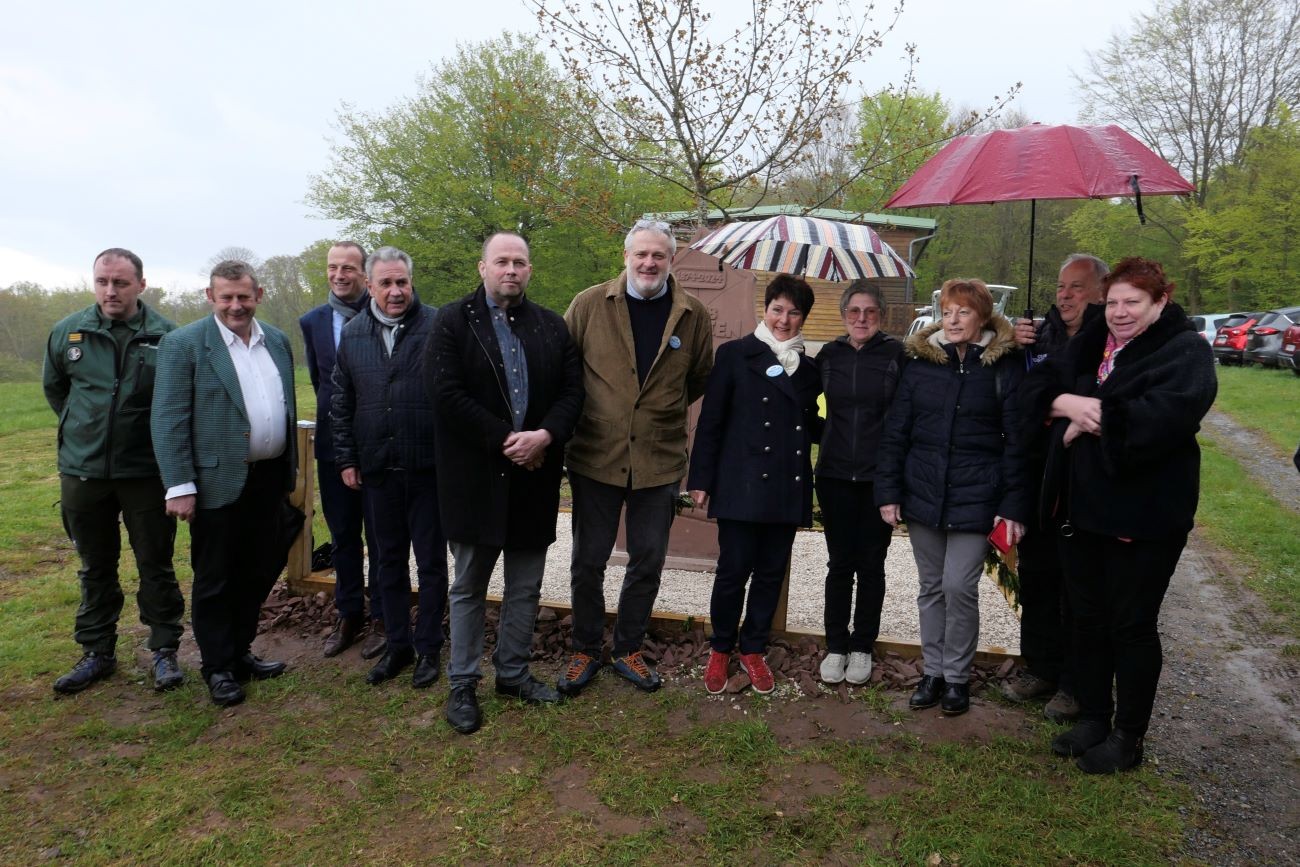 Les officiels devant la stèle