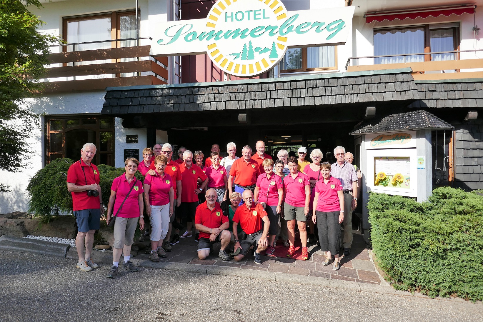 Le groupe devant l'hôtel