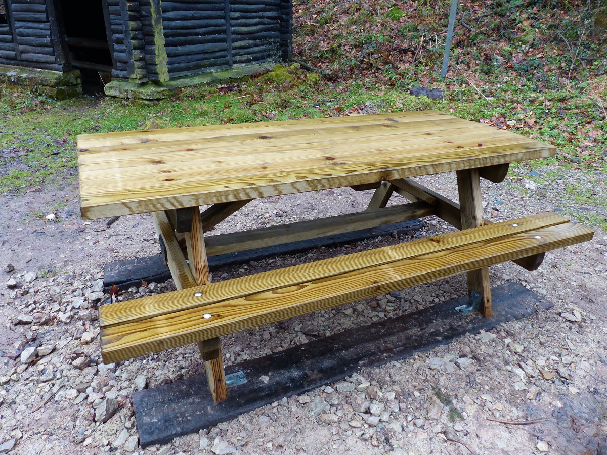 Nouvelle table-banc à la Hutte de Fouquet