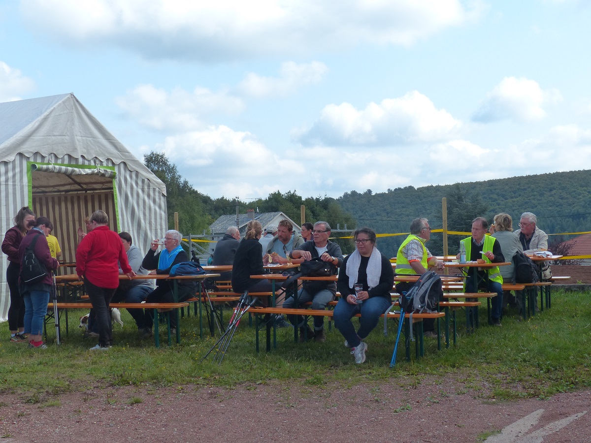 A l'extérieur les tables se remplissent aussi