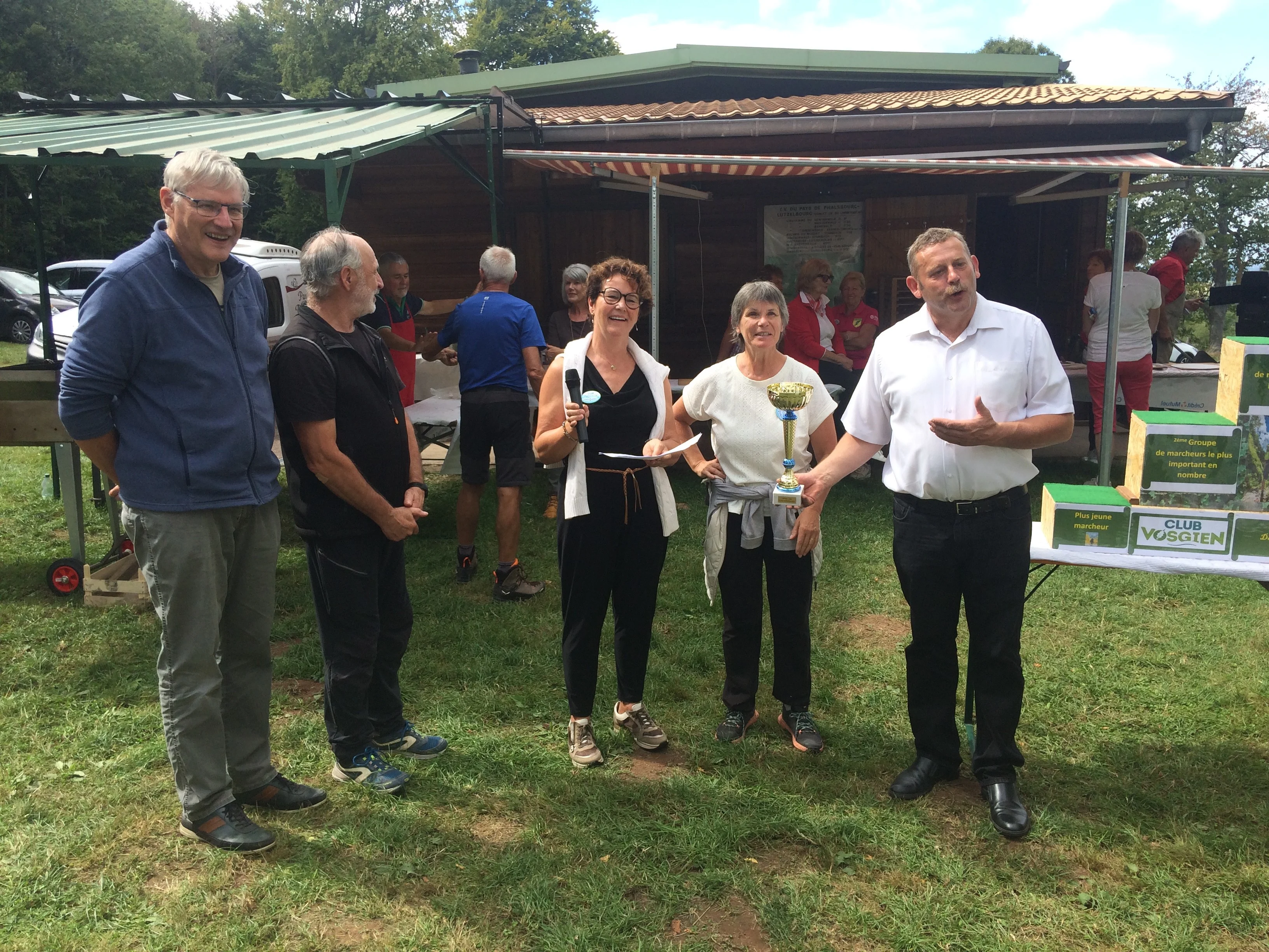 Remise par Patrick Reichheld au plus jeune marcheur déjà au dodo représenté par sa mamie