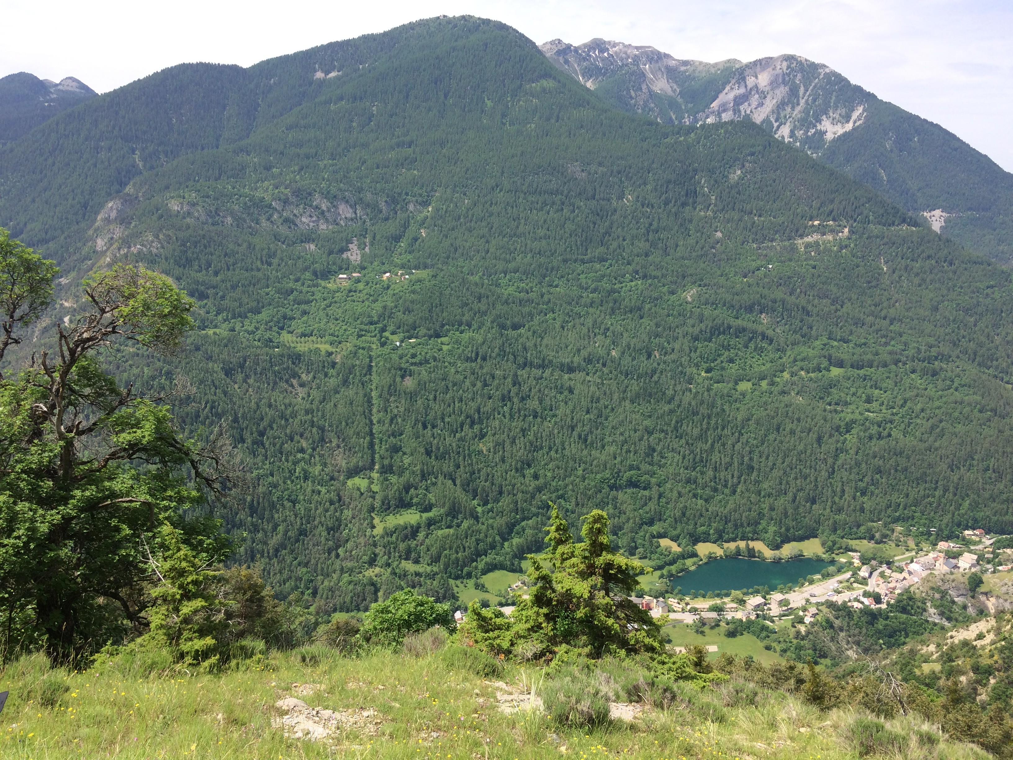 Point de vue panoramique sur lac du village Le Lauzet sur Ubaye