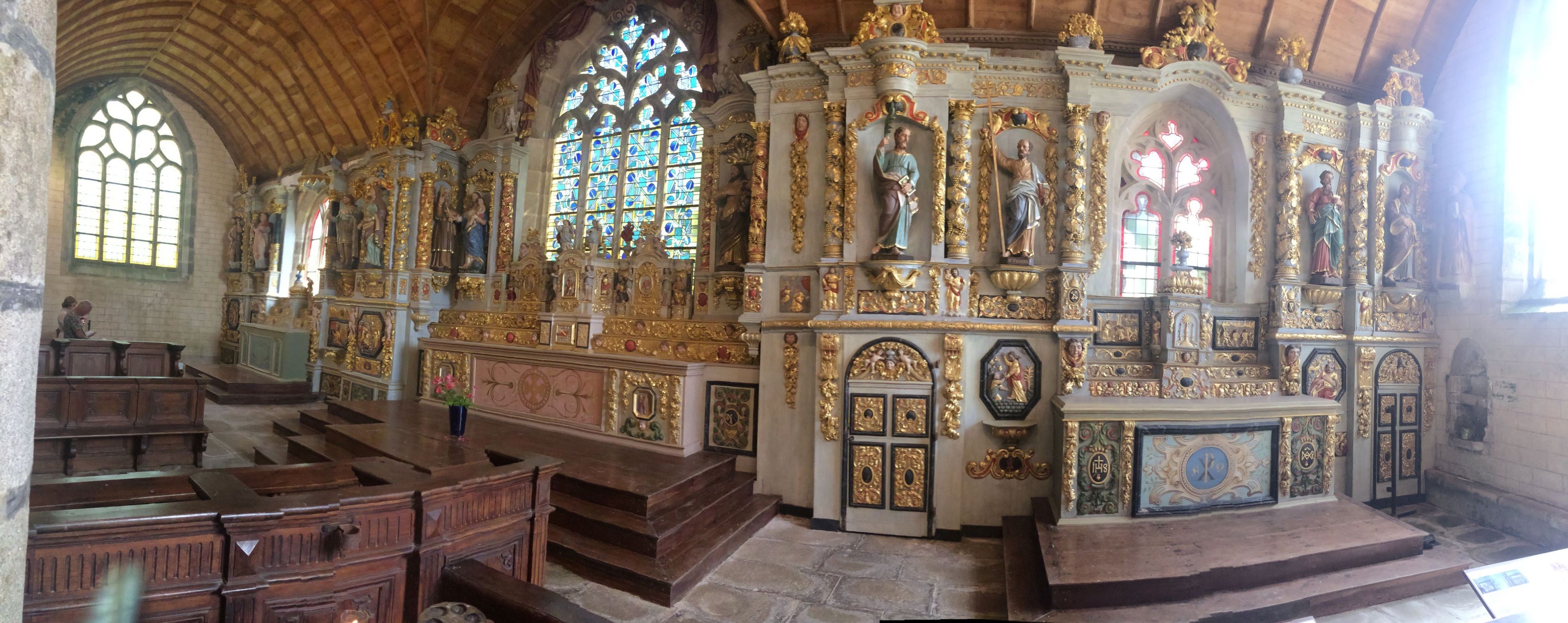 Que de richesse dans cette église de Sainte Marie du Menez Hom