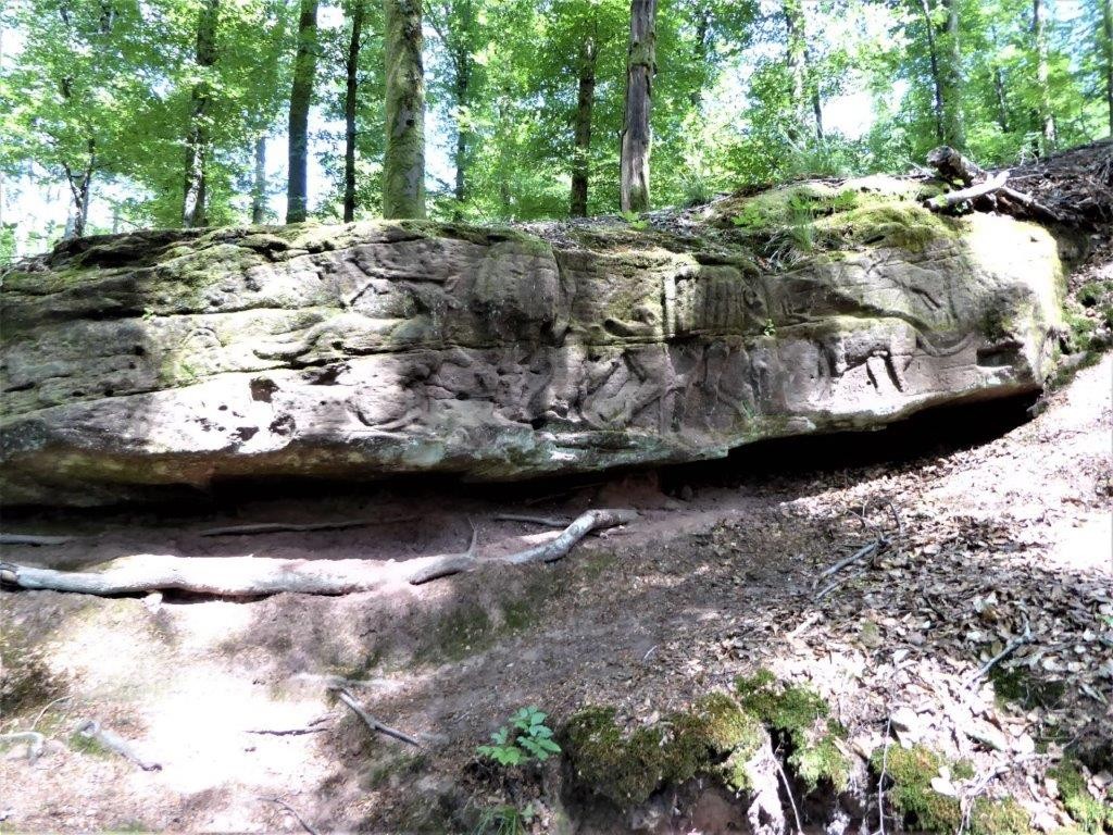 Rocher sculpté à la source st Hubert