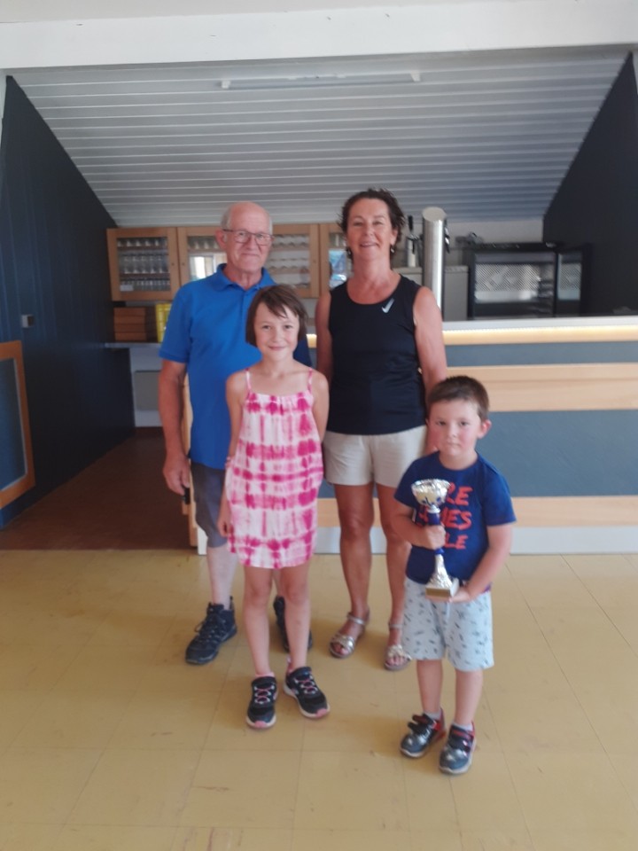 Romain Janes, plus jeune marcheur, avec sa sœur et son papy Charles