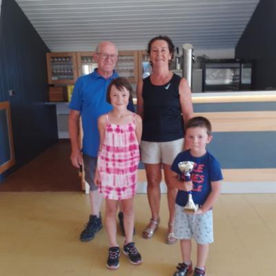 Romain Janes, plus jeune marcheur, avec sa sœur et son papy Charles