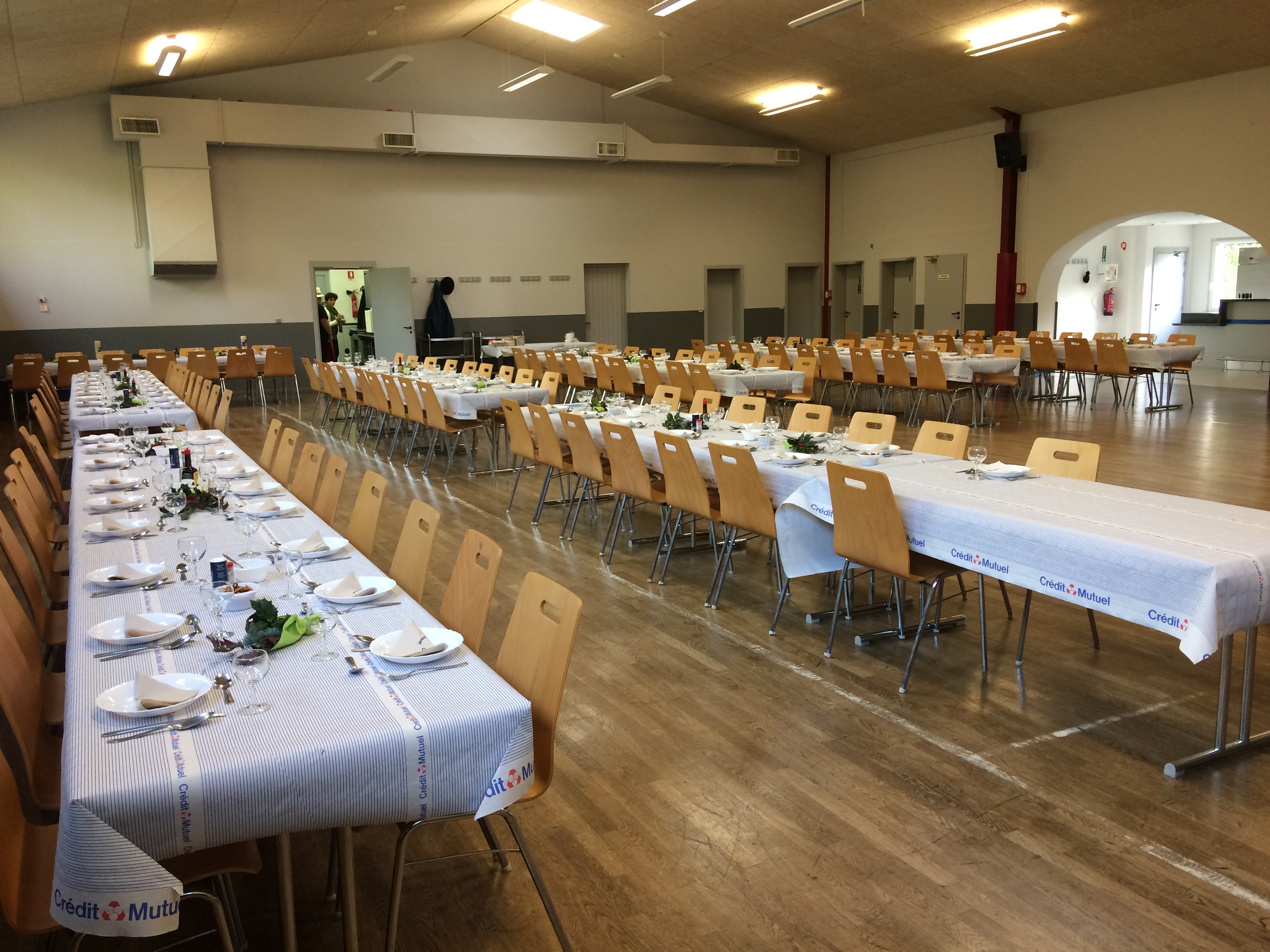 Une belle table dans la salle à GARREBOURG