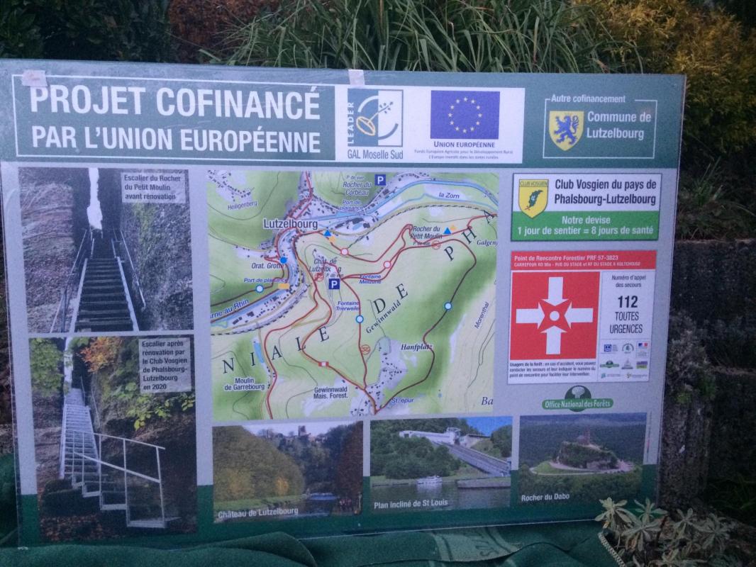 Panneau touristique publicitaire